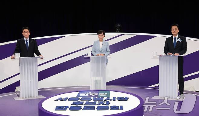 더불어민주당 정원오(왼쪽부터), 전현희, 박주민 서울시장 예비후보가 31일 서울 마포구 상암동 MBC 신사옥에서 열린 더불어민주당 서울시장 후보자 본경선 합동토론회에서 토론 준비를 하고 있다. 2026.3.31 ⓒ 뉴스1 국회사진기자단