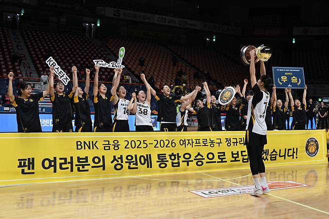KB스타즈 박지수(오른쪽)가 30일 부산 사직체육관에서 열린 BNK금융 2025~2026 여자프로농구 정규리그 최종전 BNK와 경기에서 승리하며 우승을 차지한 후 트로피를 들고 동료들과 함께 환호하고 있다. 사진 | WKBL