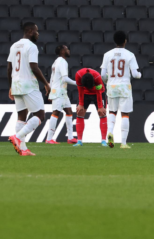 4-0 충격패, 고개숙인 캡틴

    (밀턴킨스[영국]=연합뉴스) 최재구 기자 = 한국축구국가대표팀이 28일(현지시간) 영국 밀턴킨스 스타디움 MK에서 열린 코트디부아르와 평가전에서 4-0으로 패하고 아쉬워하고 있다. 2026.3.29

    jjaeck9@yna.co.kr

(끝)





<저작권자(c) 연합뉴스, 무단 전재-재배포, AI 학습 및 활용 금지>