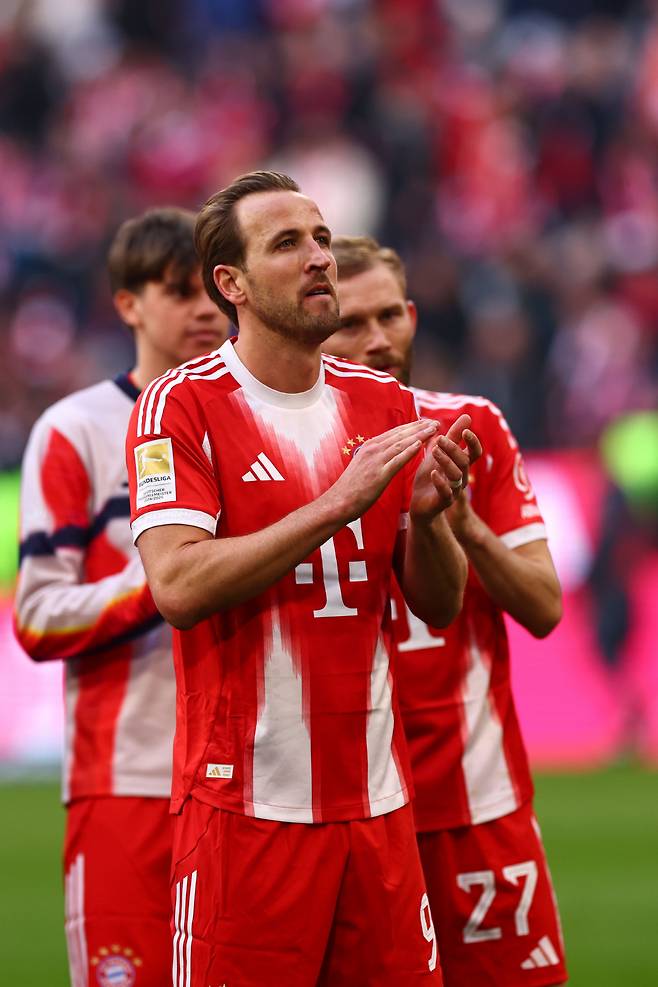 epa12839115 Harry Kane of Munich applauds to supporters after winning the German Bundesliga soccer match between FC Bayern Munich against 1. FC Union Berlin, in Munich, Germany, 21 March 2026. EPA/ANNA SZILAGYI CONDITIONS - ATTENTION: The DFL regulations prohibit any use of photographs as image sequences and/or quasi-video.
<저작권자(c) 연합뉴스, 무단 전재-재배포, AI 학습 및 활용 금지>