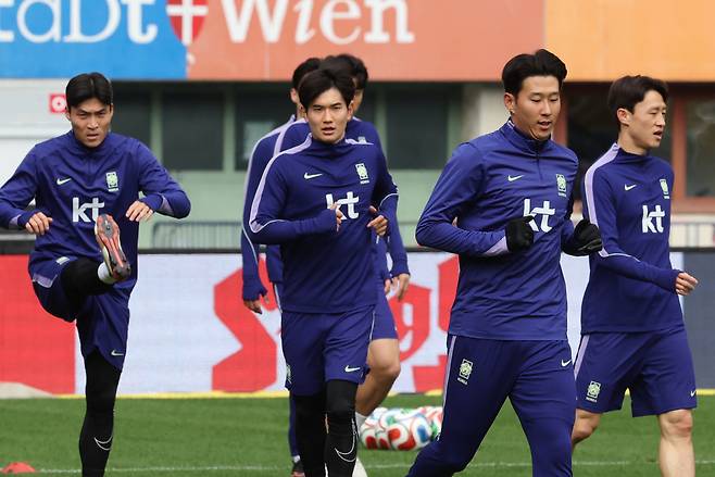 훈련에 집중하는 한국대표팀

    (빈[오스트리아]=연합뉴스) 최재구 기자 = 오스트리아전을 하루 앞둔 30일(현지시간) 한국 축구 국가대표팀 선수들이 경기가 열릴 에른스트 하펠 스타디움에서 훈련하고 있다. 2026.3.30
