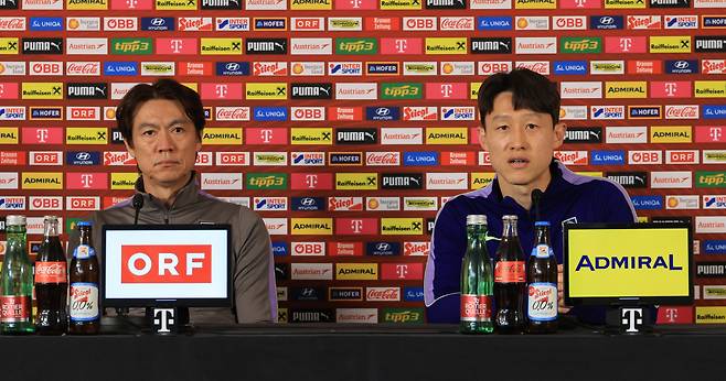 기자회견 하는 홍명보 감독과 이재성

    (빈[오스트리아]=연합뉴스) 최재구 기자 = 오스트리아전을 하루 앞둔 30일(현지시간) 홍명보 축구 국가대표팀 감독과 이재성 선수가 경기가 열릴 에른스트 하펠 스타디움에서 공식 기자회견을 하고 있다. 2026.3.31