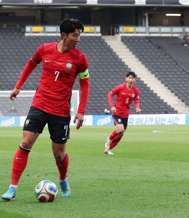 손흥민이 28일(현지시간) 영국 밀턴킨스 스타디움 MK에서 열린 코트디부아르와 평가전에서 패스할곳을 찾고 있다. <저작권자(c) 연합뉴스, 무단 전재-재배포, AI 학습 및 활용 금지>