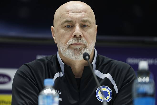 epa12860281 Bosnia's head coach Sergej Barbarez attends a press conference in Sarajevo, Bosnia and Herzegovina, 30 March 2026. Bosnia and Herzegovina will face Italy in their FIFA World Cup 2026 European playoff soccer match on 31 March 2026.  EPA/AMER KAJMOVIC BOSNIA AND HERZEGOVINA OUT<저작권자(c) 연합뉴스, 무단 전재-재배포, AI 학습 및 활용 금지>