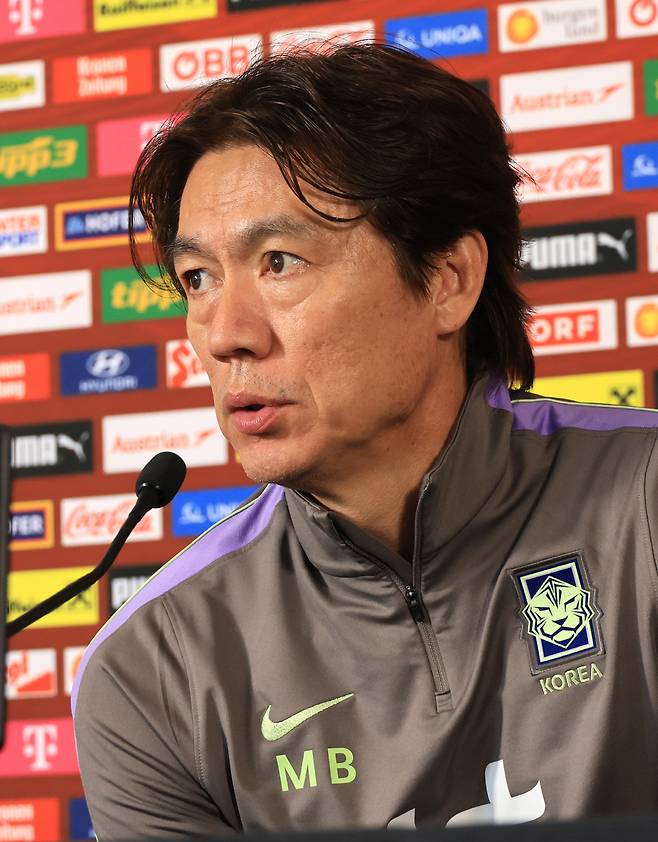 오스트리아전 앞둔 홍명보 감독

    (빈[오스트리아]=연합뉴스) 최재구 기자 = 오스트리아전을 하루 앞둔 30일(현지시간) 홍명보 축구 국가대표팀 감독이 경기가 열릴 에른스트 하펠 스타디움에서 공식 기자회견을 하고 있다. 2026.3.30

    jjaeck9@yna.co.kr

(끝)





<저작권자(c) 연합뉴스, 무단 전재-재배포, AI 학습 및 활용 금지>