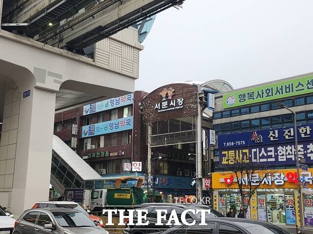 국민의힘에 대한 비토와 김부겸 전 국무총리에게 기대를 품는 목소리는 대구 곳곳에 있었다. 사진은 서울 중구에 위치한 대구 서문시장 입구 전경. /대구=이태훈 기자