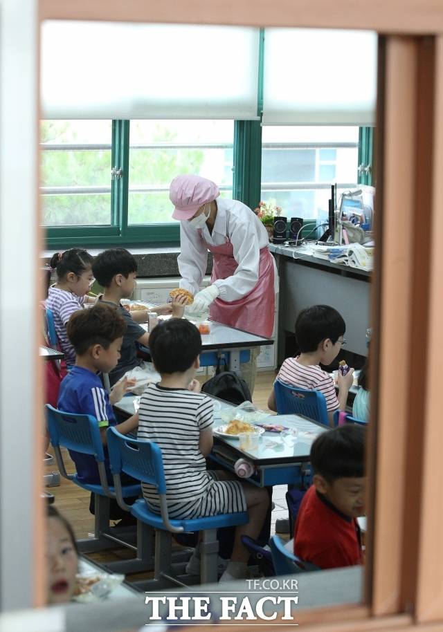 31일 국가데이터처에 따르면 5~299인 사업체의 경우 비정규직이 지난 2023년 548만명, 2024년 564만명, 2025년 576만명으로 늘었다. 3년 새 비정규직이 28만명 증가한 것이다. 사진은 기사 내용과 직접 관련 없음. /더팩트 DB