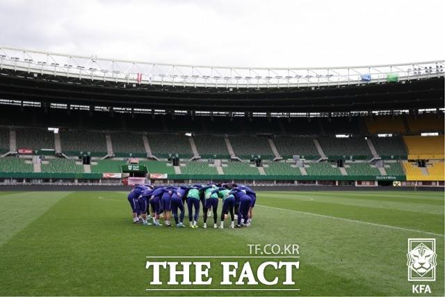 홍명보 감독이 이끄는 한국 축구대표팀이 1일 오전 3시 45분(한국시간) 오스트리아 빈의 에른스트 하펠 스타디움에서 랄프 랑니크 감독이 지휘하는 오스트리아와 유럽 원정 2차 평가전을 앞두고 현장 훈련을 준비하고 있다./빈(오스트리아)=KFA