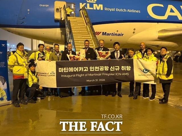 31일 새벽 '인천공항 마틴에어카고 신규 취항 행사'에서 김태영 인천공항공사 물류개발팀장(오른쪽에서 5번째), 에어프랑스-KLM 마틴에어카고 한국&일본 총괄이사 베아트리스 델퓨(왼쪽에서 4번째), 김소영 한국지점장(오른쪽에서 2번째) 및 관계자들이 기념 촬영을 하고 있다./인천공항공사