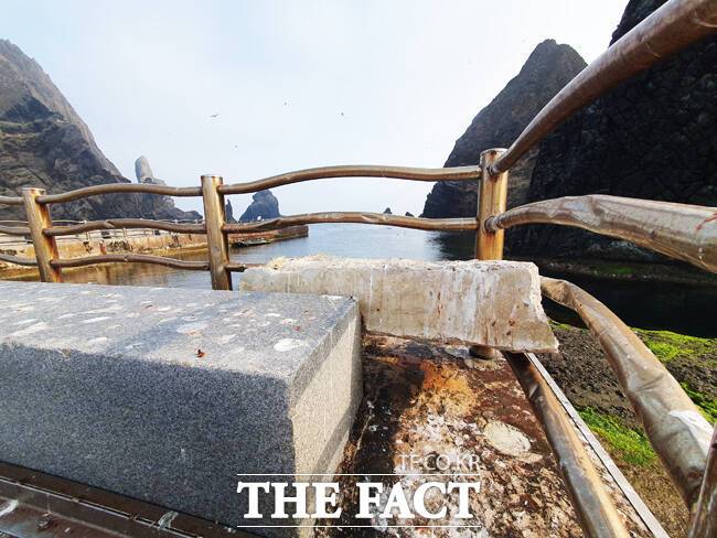 강풍과 풍랑으로 파손된 시설물의 콘크리트가 안전 난간에 걸쳐져 있다. /독자 제공