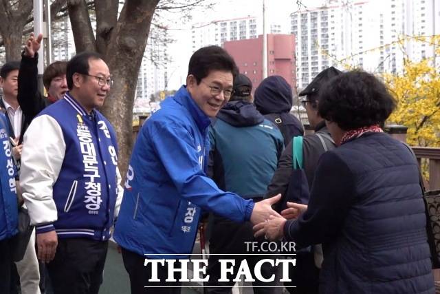 정원오 더불어민주당 서울시장 예비후보가 31일 오전 서울 동대문구 장안동 벚꽃길에서 시민과 악수를 나누고 있다. /동대문구=김민지 기자