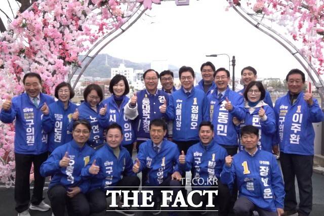 정원오 더불어민주당 서울시장 예비후보가 31일 오전 서울 동대문구 장안동 벚꽃길에서 동대문구 구청장· 구의원·시의원 예비후보들과 사진을 찍고 있다. /동대문구=김민지 기자