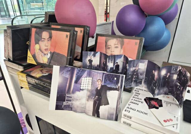 방탄소년단 '아리랑' 앨범과 퍼즐 굿즈. (제공=신세계디에프)