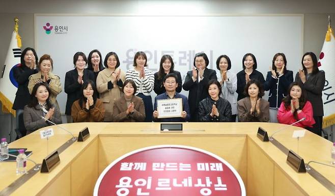 이상일 용인특례시장이 26일 시청에서 학부모들과 교육 현안을 논의한 뒤 기념사진 촬영을 하고 있다. 용인시 제공