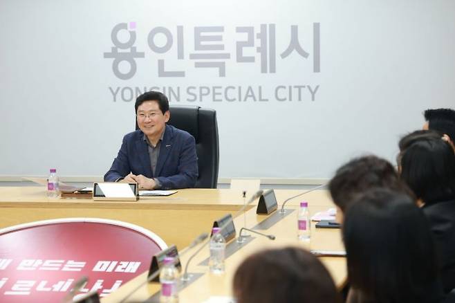 이상일 용인특례시장이 26일 시청에서 학부모들과 (가칭)AI예술융합고 설립 등 교육 현안을 논의하고 있다. 용인시 제공