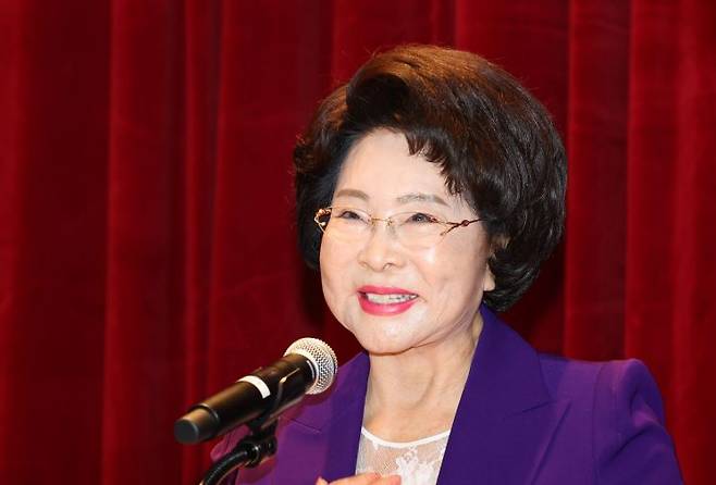 이길여 가천길재단 회장이 지난 25일 인천 남동구 가천대 길병원 암센터에서 열린 '가천 이길여 길' 명예도로명 지정 기념 제막식에서 인사말을 하고 있다. 연합뉴스