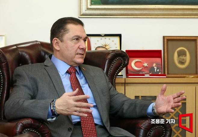 무랏 타메르 주한튀르키예 대사가 지난 26일 서울 중구 대사관에서 아시아경제와 인터뷰 하고 있다. 조용준 기자