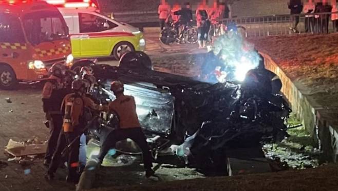 지난달 25일 오후 8시쯤 서울 반포대교에서 추락한 포르쉐 차량. 30대 여성 운전자는 향정신성 약물인 프로포폴을 투약한 뒤 운전한 것으로 조사됐다. 차량 안에선 프로포폴 병과 일회용 주사기가 발견됐다./소셜미디어 엑스(X)