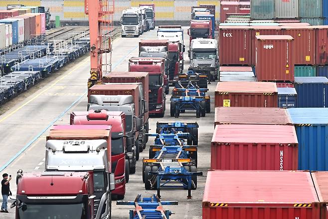 중동 사태로 인한 고유가 여파로 물류업계 부담이 커진 지난 30일 경기 의왕시 내륙컨테이너기지(ICD)에 대형 화물차들이 줄지어 멈춰서 있다./뉴시스