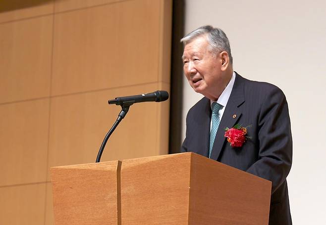 이중근 제13대 유엔한국협회 회장이 12일 서울 중구 부영태평빌딩에서 열린 취임식에서 취임사를 하고 있다. /부영그룹