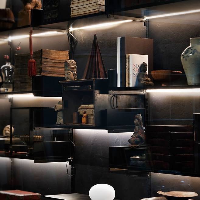 감각적인 골동품 셀렉션과 디스플레이의 답십리 고미술상가 2동 오브. @ofjec_t