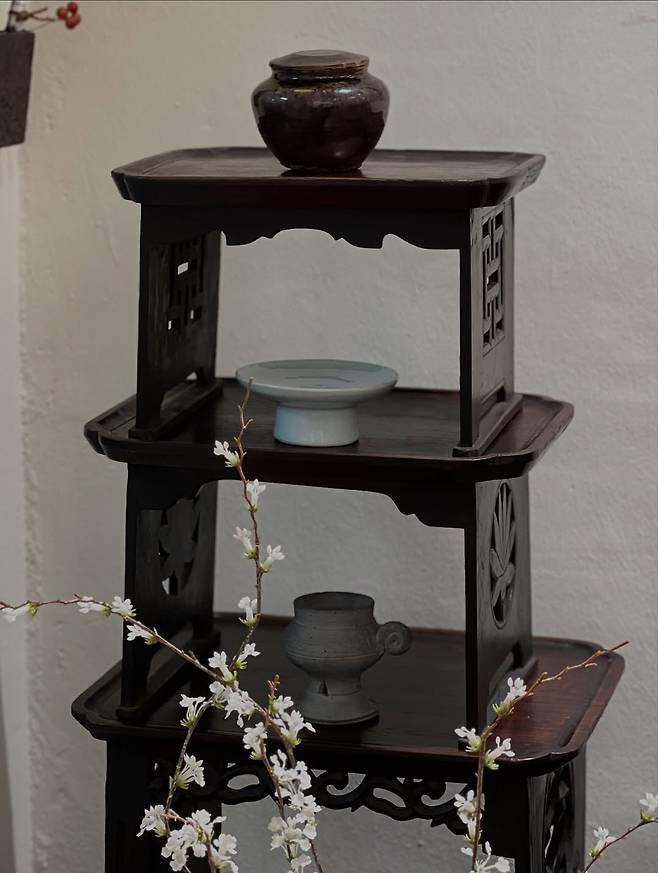 다리에 모란, 만자, 아자문 등이 투각 장식된 해주반. 답십리 고미술상가 2동 가화. @gahwa_antique