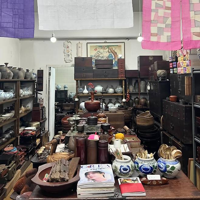 아름다운 도자기와 보자기, 민속품들을 만날 수 있는 답십리 고미술상가 2동 향미당. @hyangmidang