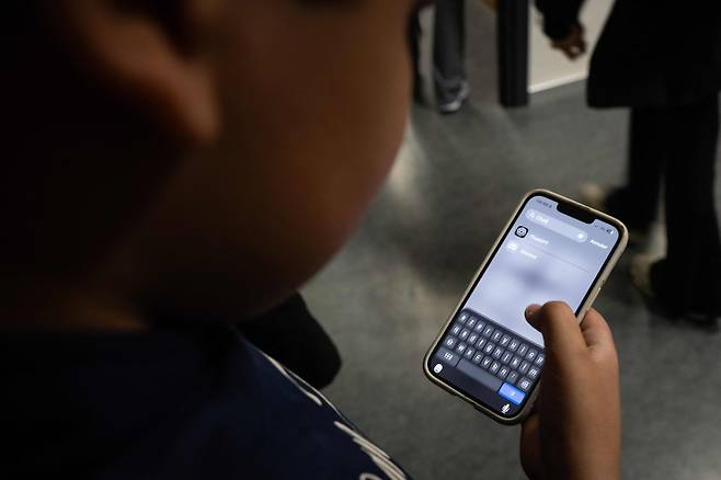 한 학생이 스마트폰에서 챗GPT 앱을 실행하는 모습./연합뉴스