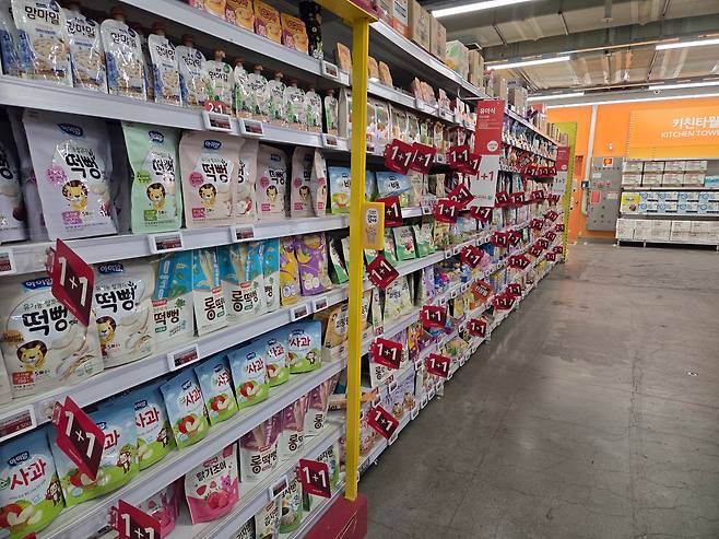 지난 30일 서울 송파구 홈플러스 잠실점 매대에 '원플러스원(1+1)' 안내문이 곳곳에 붙어 있다. /권유정 기자