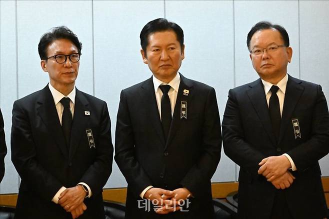 김민석 국무총리(왼쪽 첫번째)가 서울 종로구 서울대학교병원 장례식장에 마련된 이해찬 민주평화통일자문회의 수석부의장의 빈소에서 정청래 더불어민주당 대표(가운데), 김부겸 전 총리(오른쪽 첫번째)와 조문객을 맞이하고 있다. ⓒ사진공동취재단