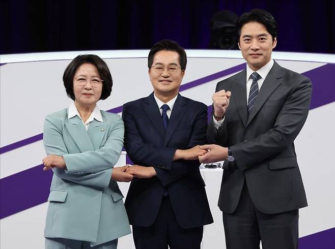 더불어민주당 추미애, 김동연, 한준호 경기도지사 경선 후보(왼쪽부터)가 30일 서울 마포구 상암동 MBC 신사옥에서 열린 '더불어민주당 경기도지사 후보자 합동토론회'에서 기념촬영하고 있다. ⓒ국회사진기자단