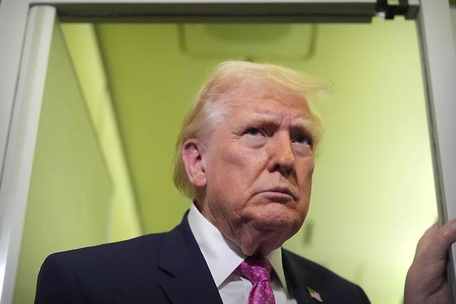 도널드 트럼프 미국 대통령이 30일(현지 시간) 미 플로리다주 웨스트팜비치에서 메릴랜드주 앤드루스합동기지로 향하는 에어포스원(대통령 전용기) 안에서 기자들과 대화하고 있다. 2026.03.30 워싱턴=AP 뉴시스