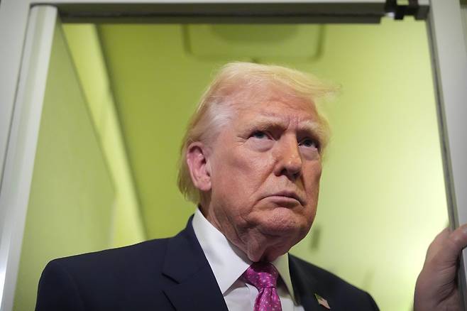 도널드 트럼프 미 대통령이 29일(현지시각) 플로리다주 웨스트 팜 비치에서 메릴랜드주 앤드류스 기지로 향하는 에어포스원에서 기자들과 대화하고 있다. 2026.03.30. 미 에어포스원=AP/뉴시스