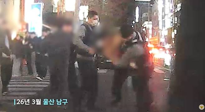 울산 남구 한 거리에서 시민 간 다툼이 벌어진 가운데, 경찰이 난동을 부린 남성을 제압하고 있다. 사진=대한민국경찰청 유튜브 갈무리