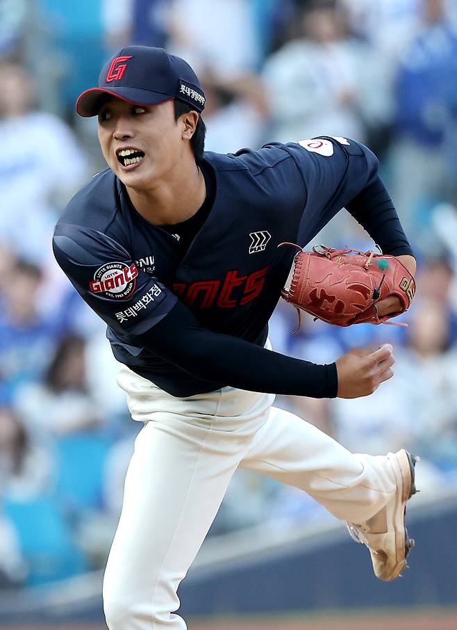 28일 대구 수성구 삼성라이온즈파크에서 열린 2026 신한 SOL KBO리그 개막전 롯데 자이언츠와 삼성 라이온즈 경기, 9회말 롯데 박정민이 공을 던지고 있다. 2026.03.28. 대구=뉴시스