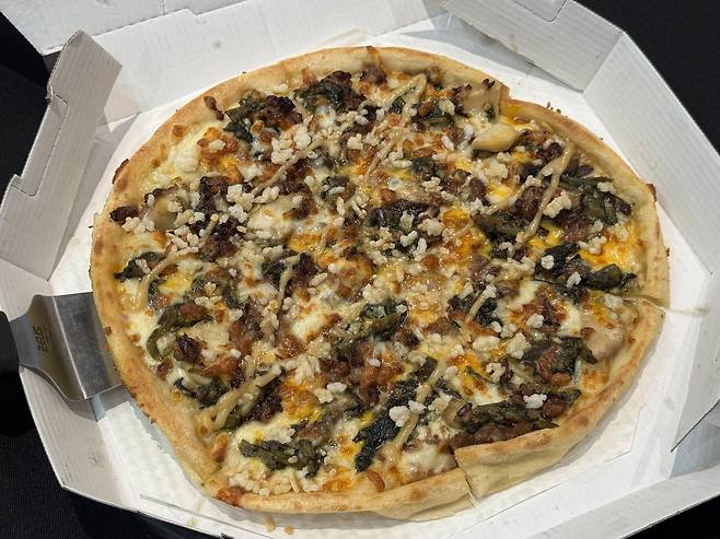 31일 서울 중구 맘스터치 R&D센터에서 ‘김풍 야매 컬렉션’ 미디어 시식회가 열렸다. 사진은 ‘매직풍 피자’. 김혜린 기자 sinnala8@donga.com