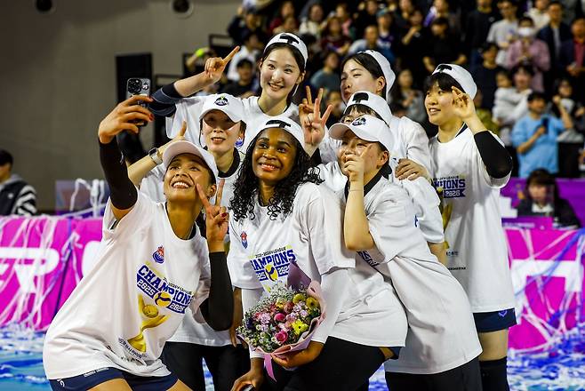 13일 인천 부평구 인천삼산월드체육관에서 열린 2025-2026 프로배구 V리그 여자부 정규리그 시상식에서 우승을 차지한 한국도로공사 모마 등 선수들이 기념촬영을 하고 있다. 2026.03.13. 인천=뉴시스