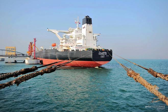 원유를 운반하는 초대형 유조선(VLCC)이 항만에 정박해 있는 모습. 중동 해역 긴장 고조로 유조선 운항 리스크가 커지고 있다. ⓒ Getty Images