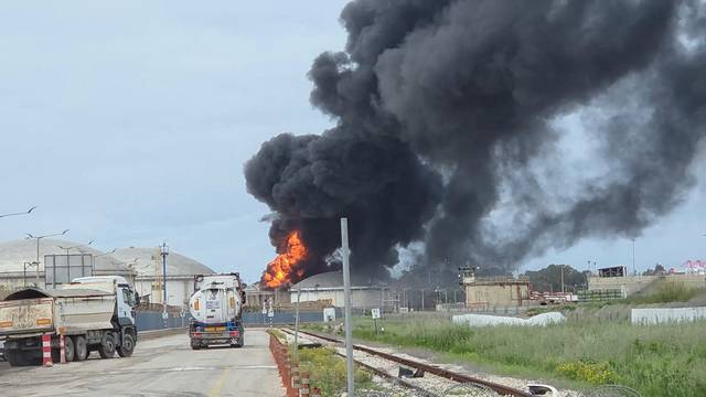 30일 미사일 공격으로 연기가 나는 하이파의 정유 시설. 로이터 연합뉴스.