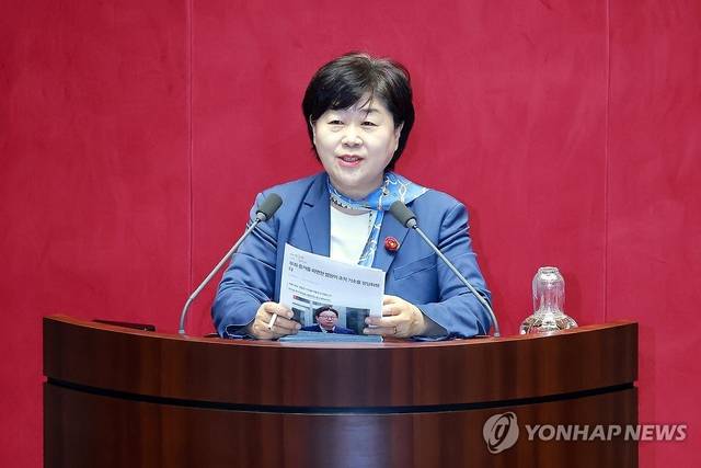 국회에서 31일 열린 3월 임시국회 제3차 본회의에서 법제사법위원장으로 선출된 더불어민주당 서영교 의원이 당선 인사하고 있다. 연합뉴스