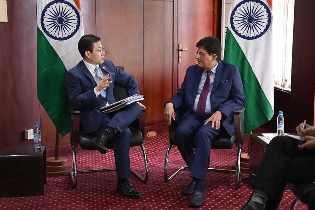 여한구 산업통상부 통상교섭본부장은 27일(현지시간) 카메룬 야운데에서 제14차 각료회의(MC-14) 참석 계기에 피유쉬 고얄(Piyush Goyal) 인도 상공부 장관과 면담을 가졌다. [산업부 제공]