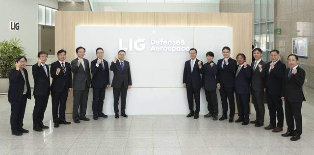 LIG D&A 2판교하우스에서 31일 열린 LIG 디펜스&에어로스페이스 현판 제막식에서 구본상(왼쪽 6번째) LIG 회장, 신익현(왼쪽 7번째) LIG D&A 대표이사 등 임직원과 관계자들이 현판 제막식을 마치고 기념 촬영하고 있다. LIG D&A 제공