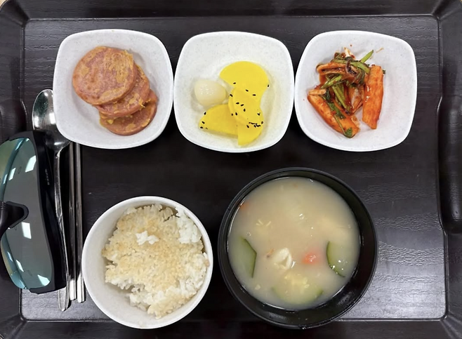 온라인에 올라온 IBS 구내식당 점심 식단 사진. /사진=인스타그램 캡처