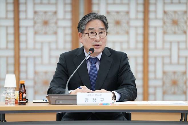 강상구 나주시장 권한대행이 지난 30일 '인공태양 연구시설' 조성을 위한 '토지보상 용역'과 '도시관리계획 결정(변경) 용역' 착수보고회에서 사업의 차질 없는 추진을 당부하고 있다. 나주시 제공