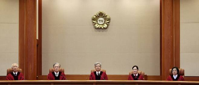 김상환 헌법재판소장과 재판관들이 26일 오후 서울 종로구 헌법재판소에서 열린 병역법 제85조 위헌제청에 대한 위헌법률심판사건 등 선고를 위해 대심판정에 자리하고 있다. 뉴스1