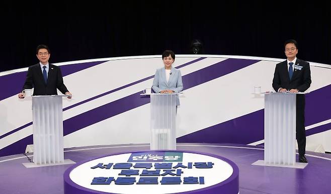 더불어민주당 정원오(왼쪽부터), 전현희, 박주민 서울시장 예비후보가 31일 서울 마포구 상암동 MBC 신사옥에서 열린 더불어민주당 서울시장 후보자 본경선 합동토론회에서 토론 준비를 하고 있다. 뉴시스