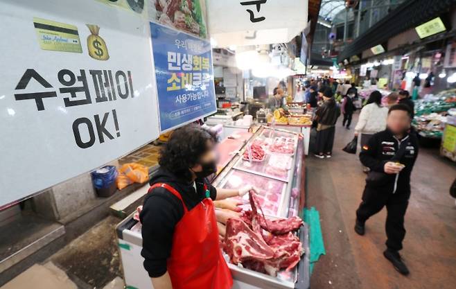 정부가 중동 정세 장기화에 따른 고유가 부담 완화를 위해 총 26조 2000억 원 규모의 추가경정예산안(추경)을 편성한 31일 경기 수원시 팔달구 못골시장에 민생회복 소비쿠폰 안내문이 붙어있는 모습.(ⓒ뉴스1, 무단 전재-재배포 금지)