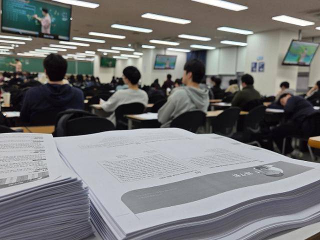 16일 서울 동작구 노량진에 있는 한 공무원시험학원에서 수강생들이 수업을 듣고 있다. 남병진 기자