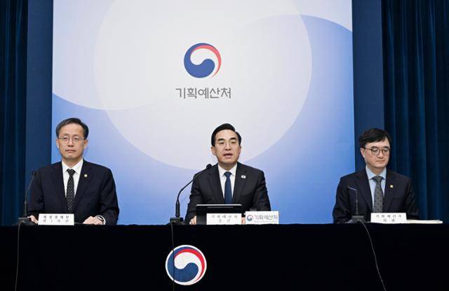 박홍근 기획예산처 장관이 27일 정부세종청사 중앙동에서 열린 '2026년 추가경정예산안 상세 브리핑'에서 주요 내용을 발표하고 있다. 왼쪽부터 이형일 재정경제부 1차관, 박 장관, 임기근 기획예산처 차관. 기획예산처 제공