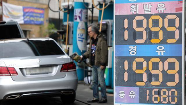 2차 석유 최고가격제 시행 나흘째인 30일 서울 휘발유 가격이 리터당 1,900원을 돌파한 가운데 서울 시내 한 주유소에 유가 정보가 표시돼 있다. 뉴시스